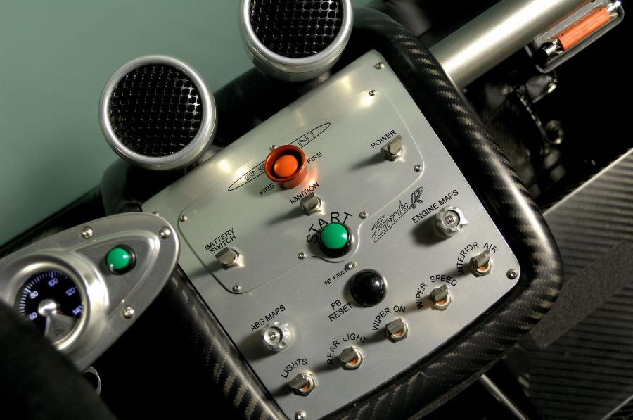 Детали интерьера Pagani Zonda R 2009 года  (фото 44 из 73)